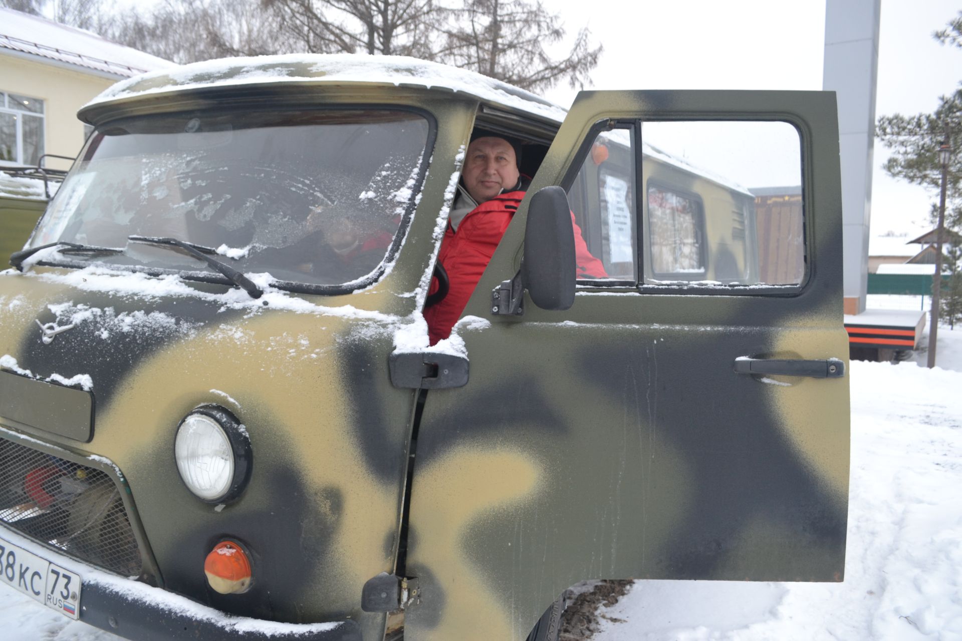 Новогодний конвой: верхнеуслонцы отправили на фронт фуру и «Газель» с подарками