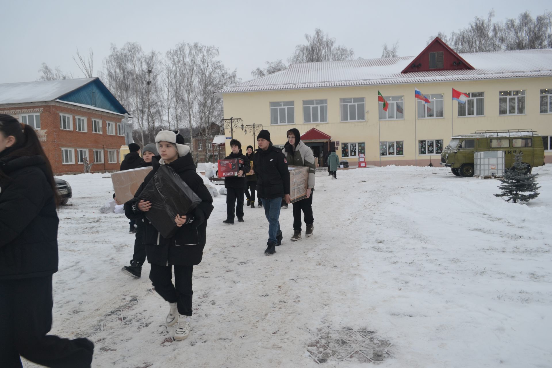 Новогодний конвой: верхнеуслонцы отправили на фронт фуру и «Газель» с подарками