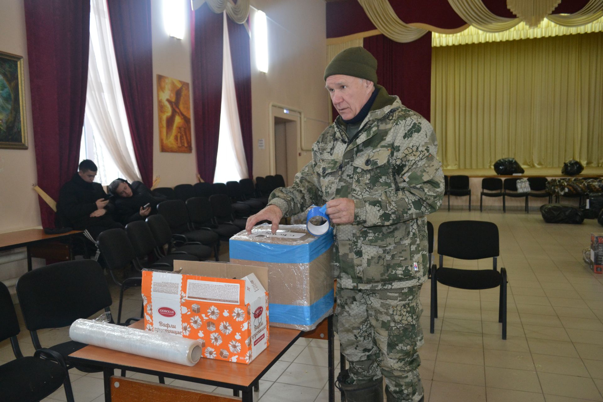 Новогодний конвой: верхнеуслонцы отправили на фронт фуру и «Газель» с подарками