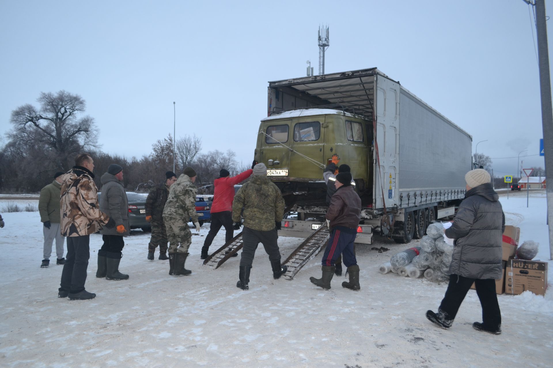 Новогодний конвой: верхнеуслонцы отправили на фронт фуру и «Газель» с подарками
