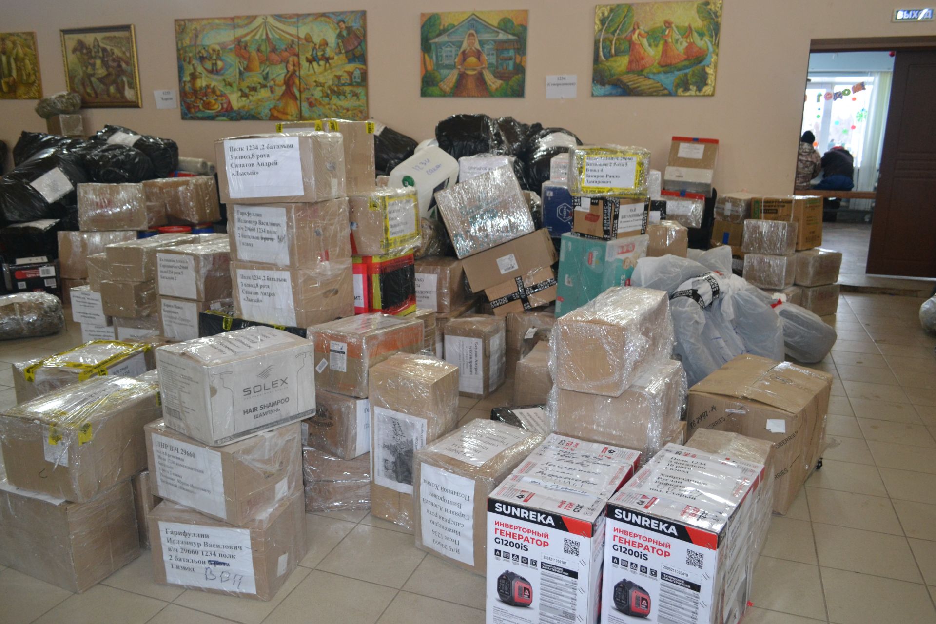 Новогодний конвой: верхнеуслонцы отправили на фронт фуру и «Газель» с подарками