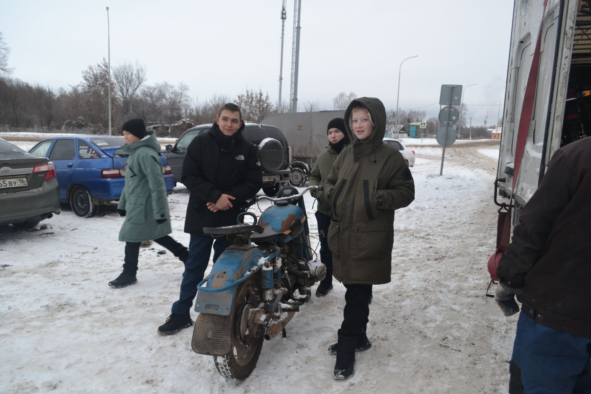 Новогодний конвой: верхнеуслонцы отправили на фронт фуру и «Газель» с подарками