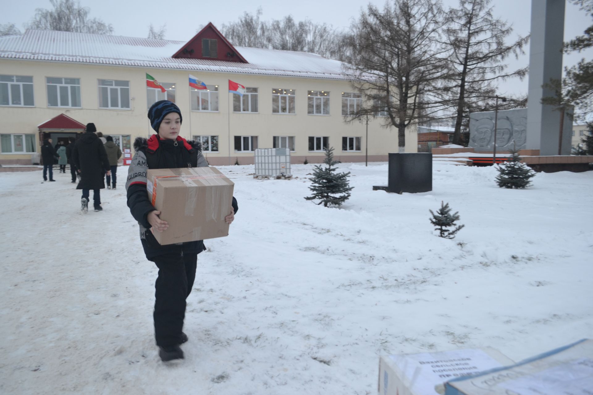 Новогодний конвой: верхнеуслонцы отправили на фронт фуру и «Газель» с подарками