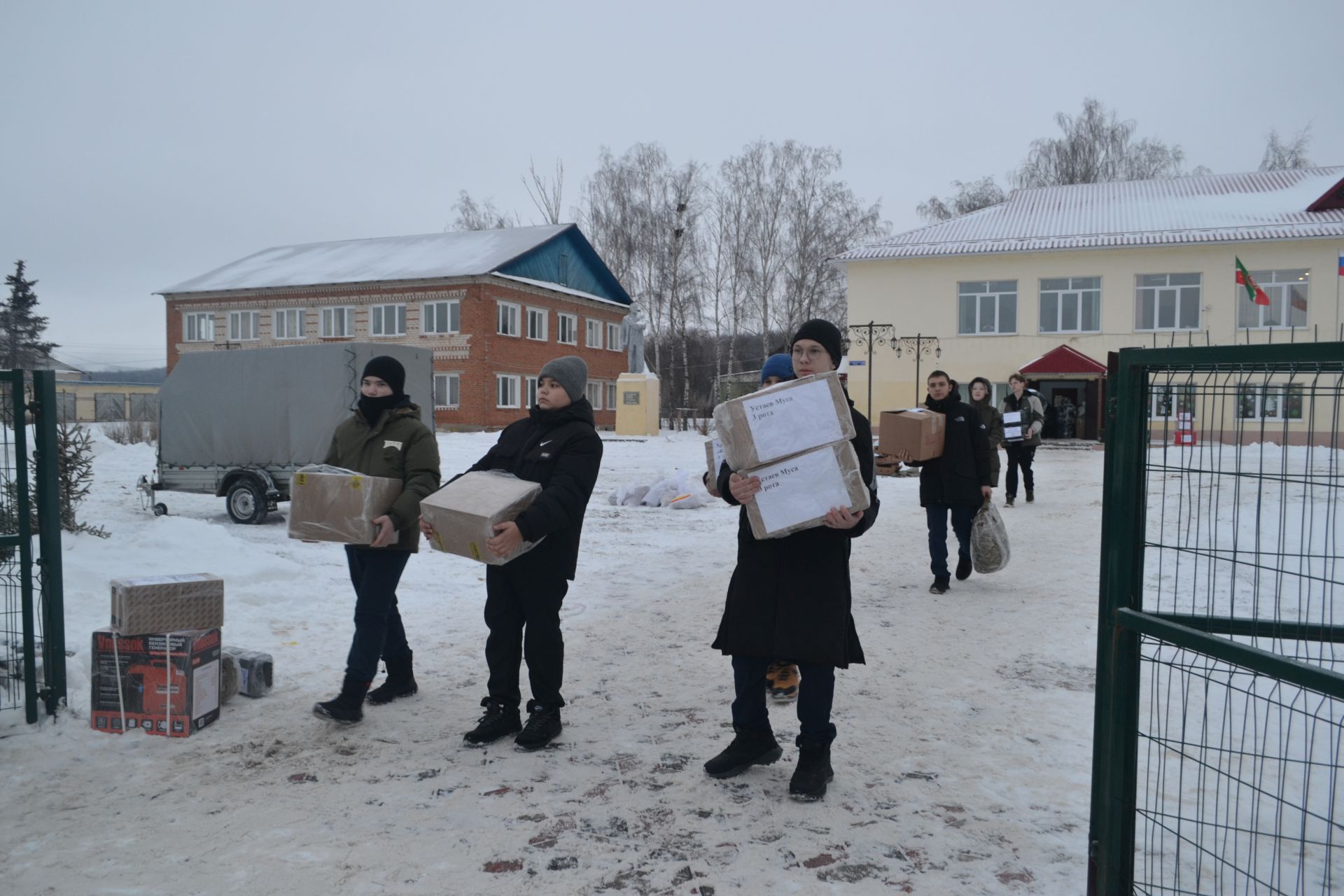 Новогодний конвой: верхнеуслонцы отправили на фронт фуру и «Газель» с подарками