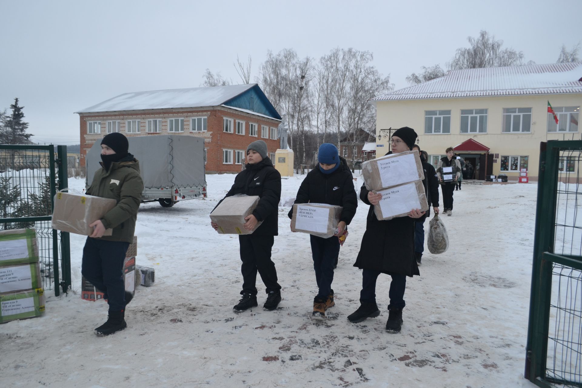 Новогодний конвой: верхнеуслонцы отправили на фронт фуру и «Газель» с подарками