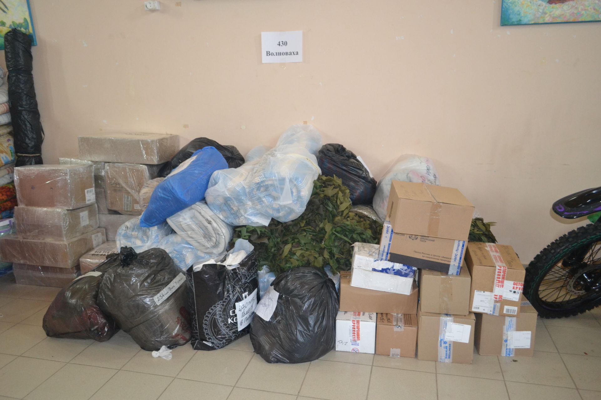 Новогодний конвой: верхнеуслонцы отправили на фронт фуру и «Газель» с подарками