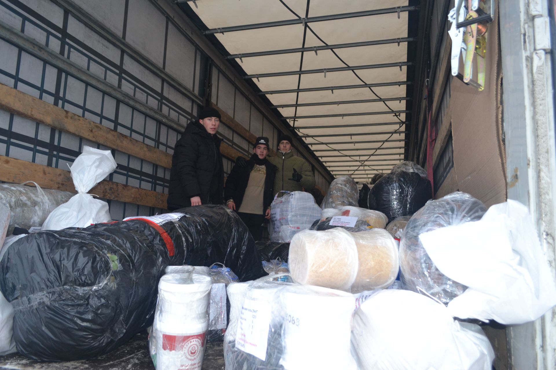 Новогодний конвой: верхнеуслонцы отправили на фронт фуру и «Газель» с подарками