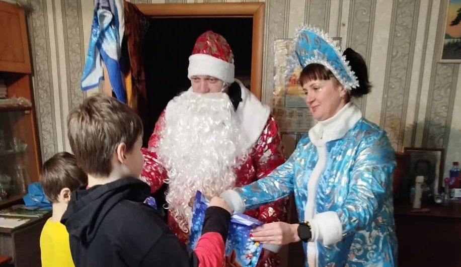Полицейские Верхнеуслонского района поздравили детей с Новым годом