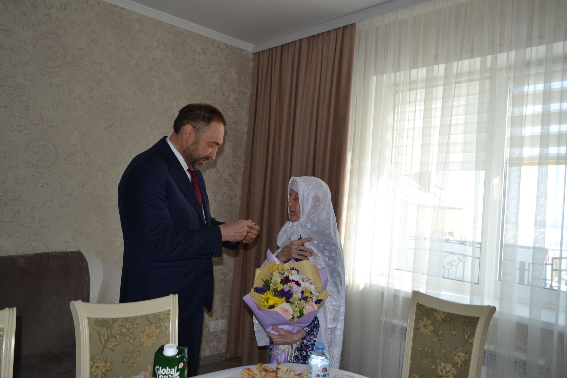 Алексей Песошин вручил медаль труженице тыла из Верхнего Услона