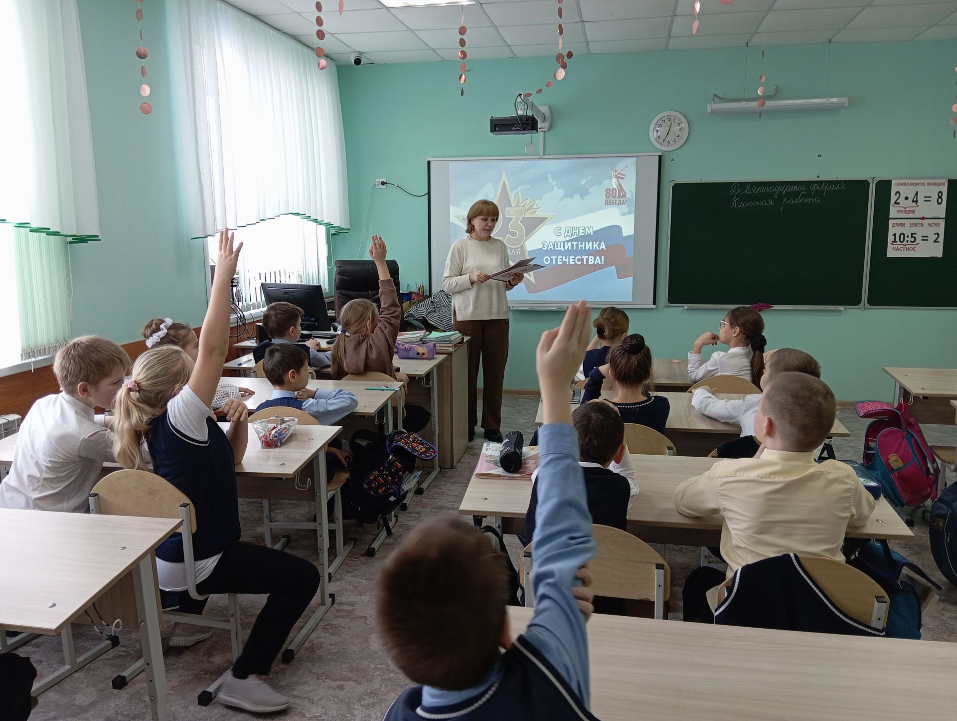 В Верхнем Услоне гимназистам провели патриотический час «Держава армией крепка»