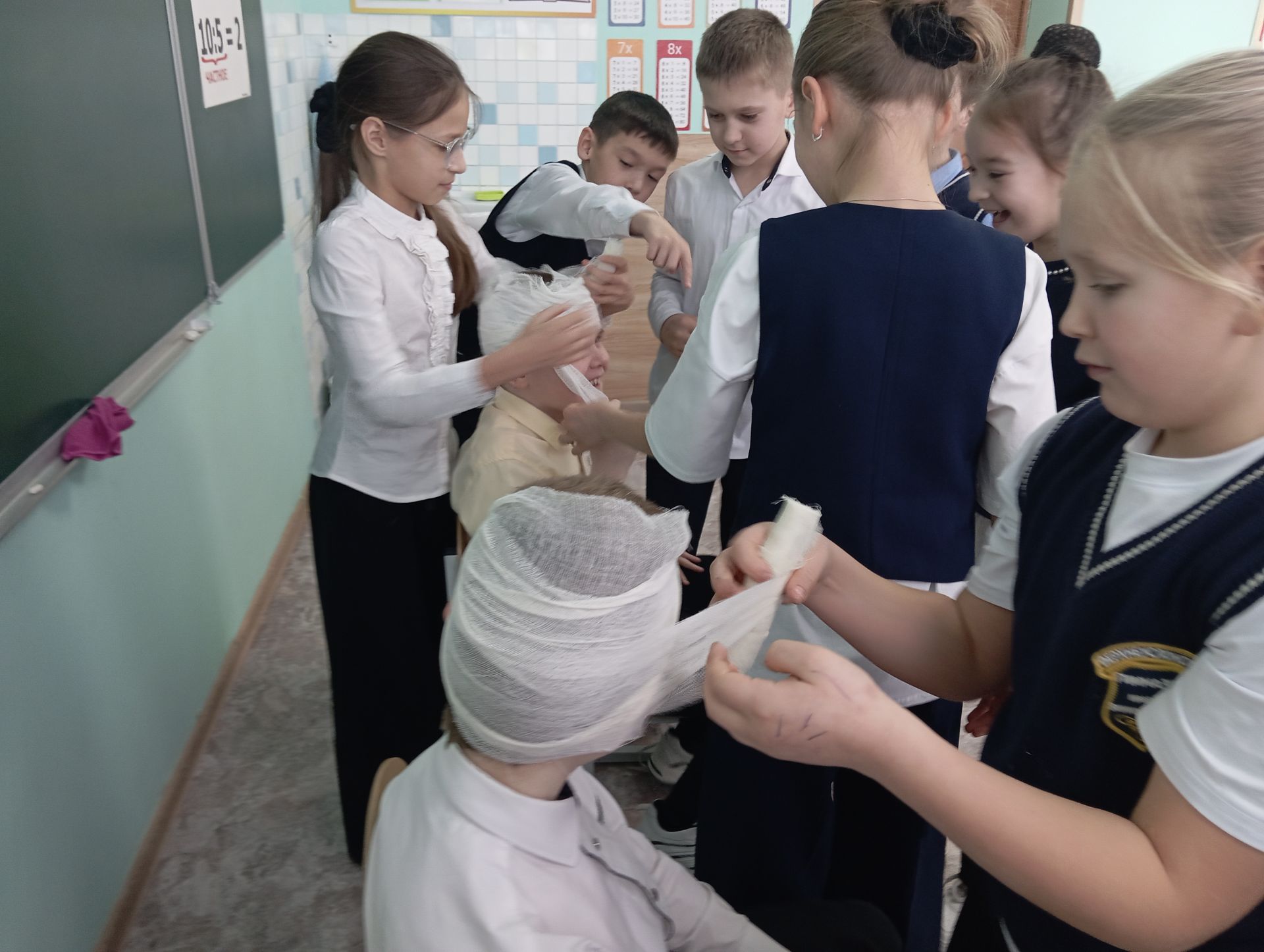 В Верхнем Услоне гимназистам провели патриотический час «Держава армией крепка»