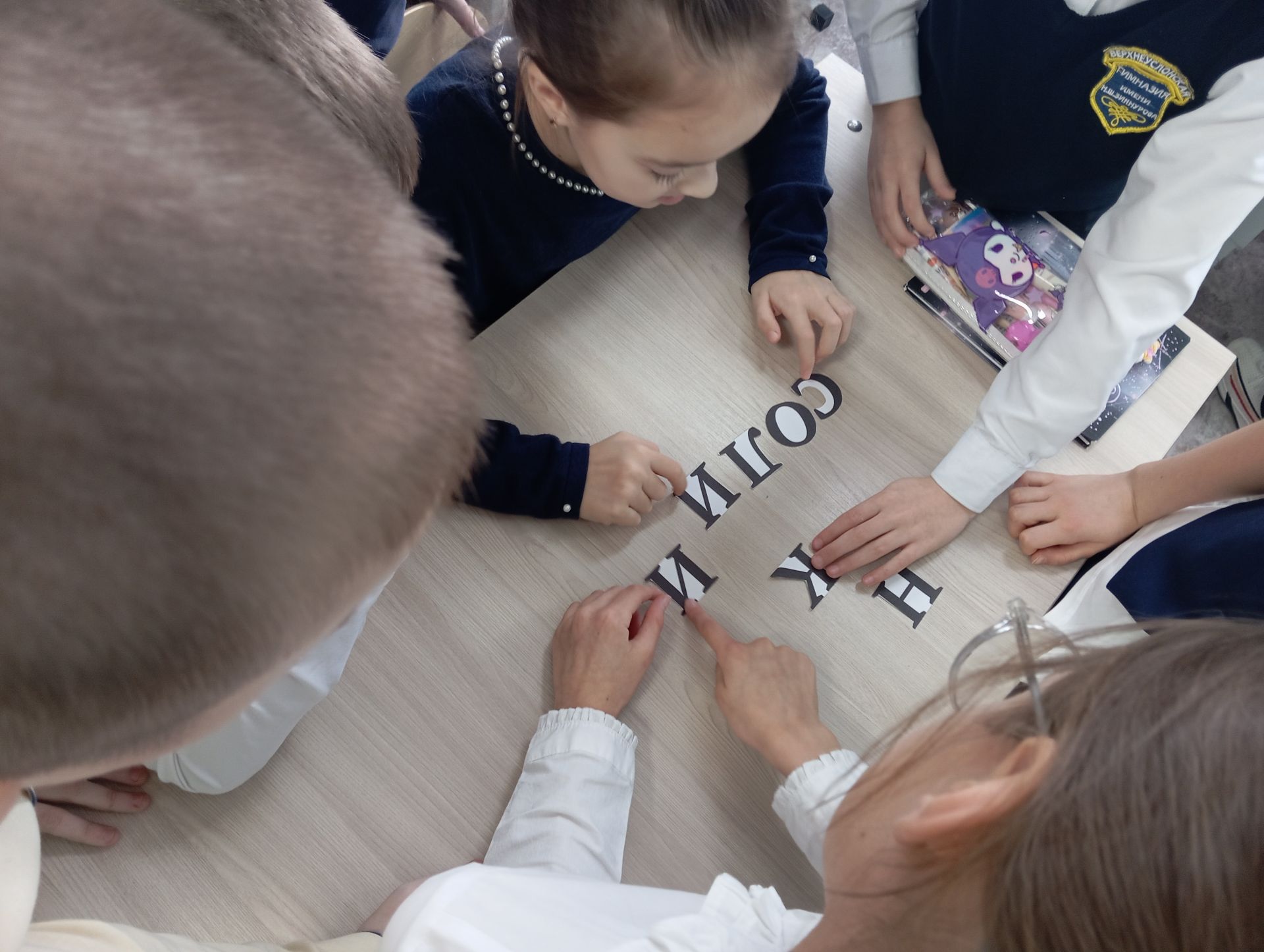 В Верхнем Услоне гимназистам провели патриотический час «Держава армией крепка»