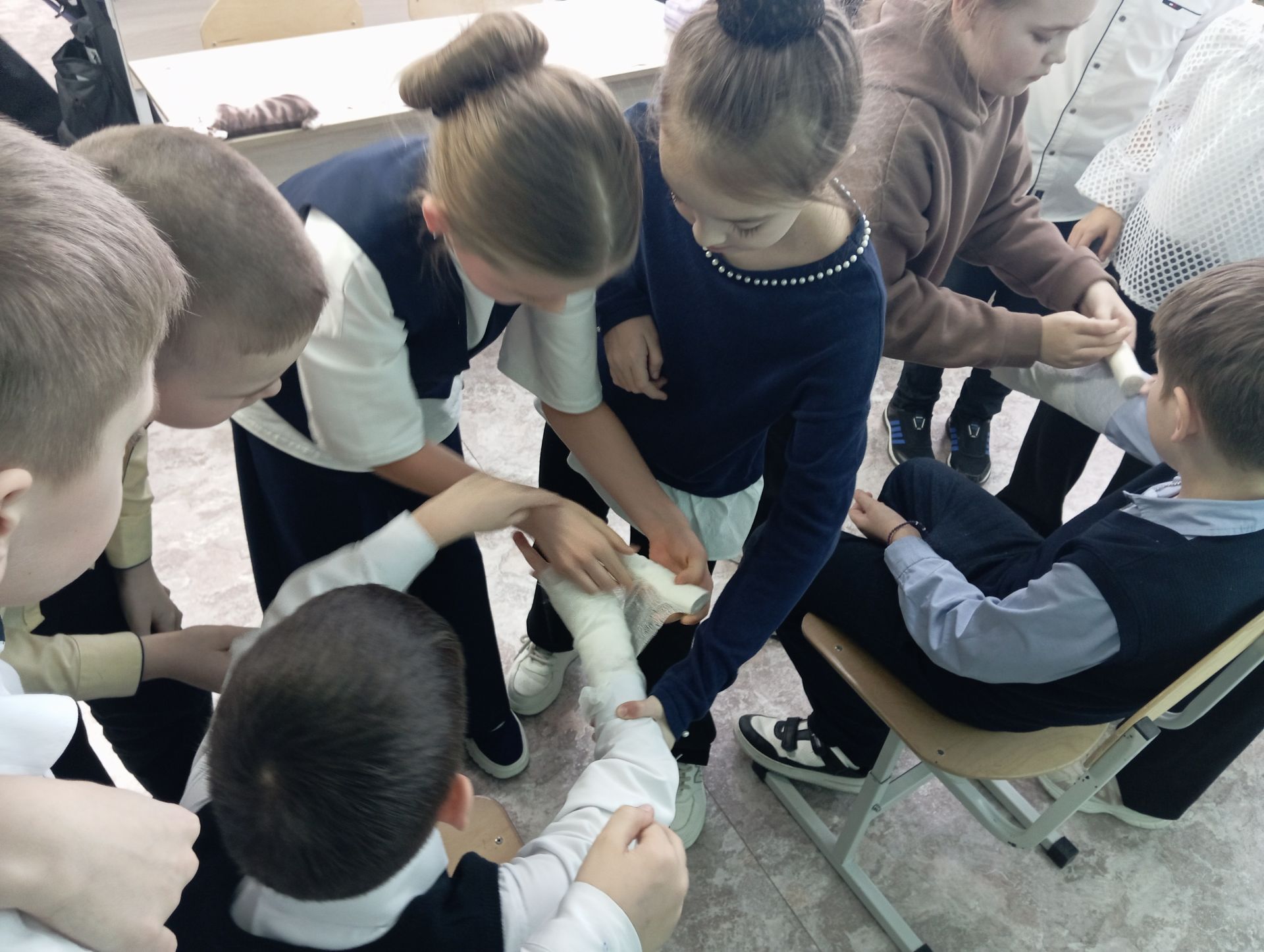 В Верхнем Услоне гимназистам провели патриотический час «Держава армией крепка»