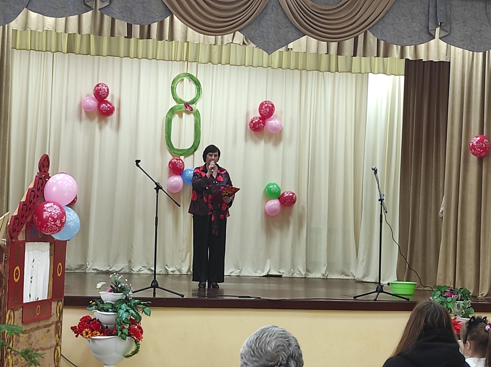 В Печищах женщин поздравили с праздником душевным концертом