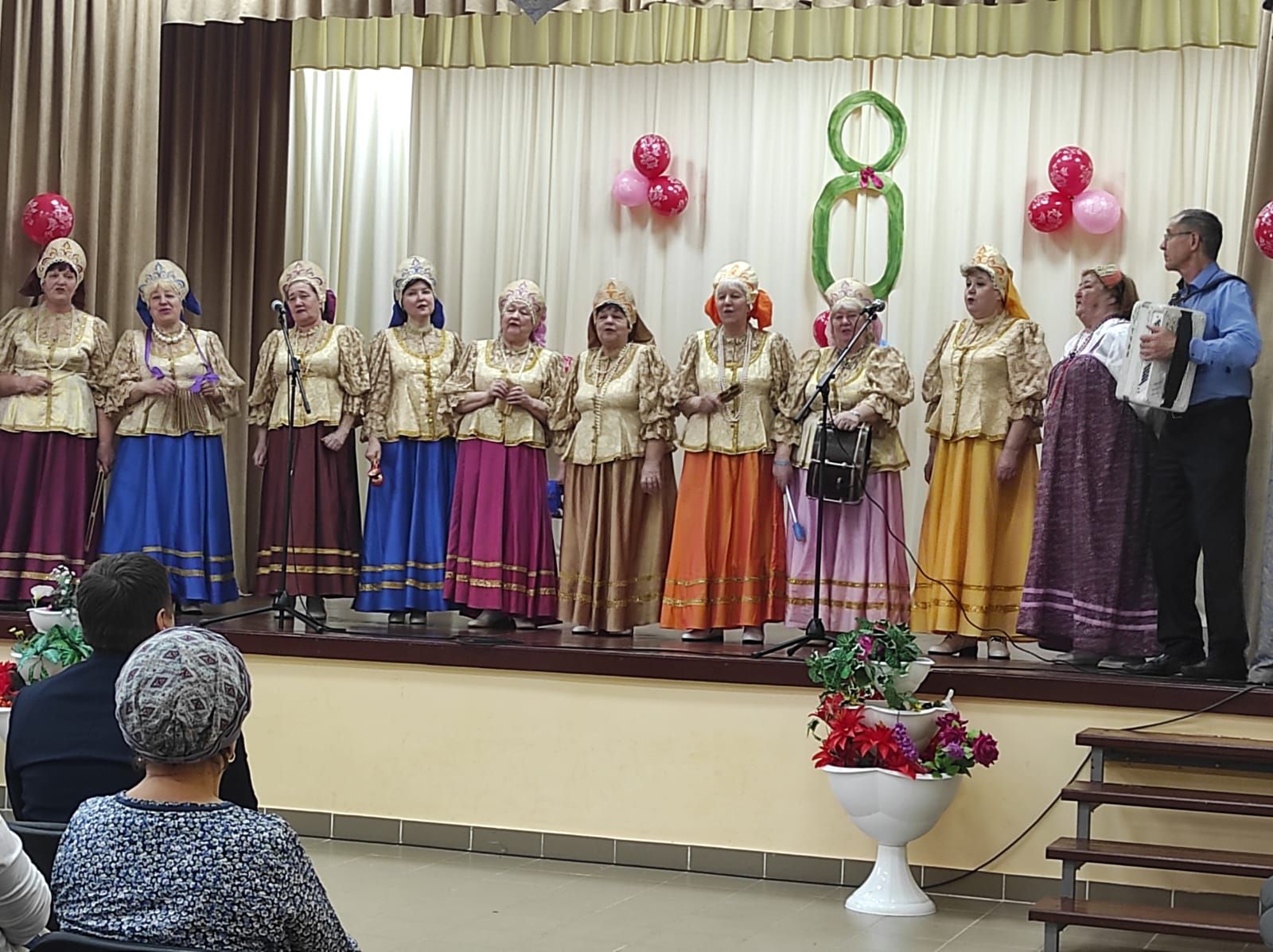 В Печищах женщин поздравили с праздником душевным концертом