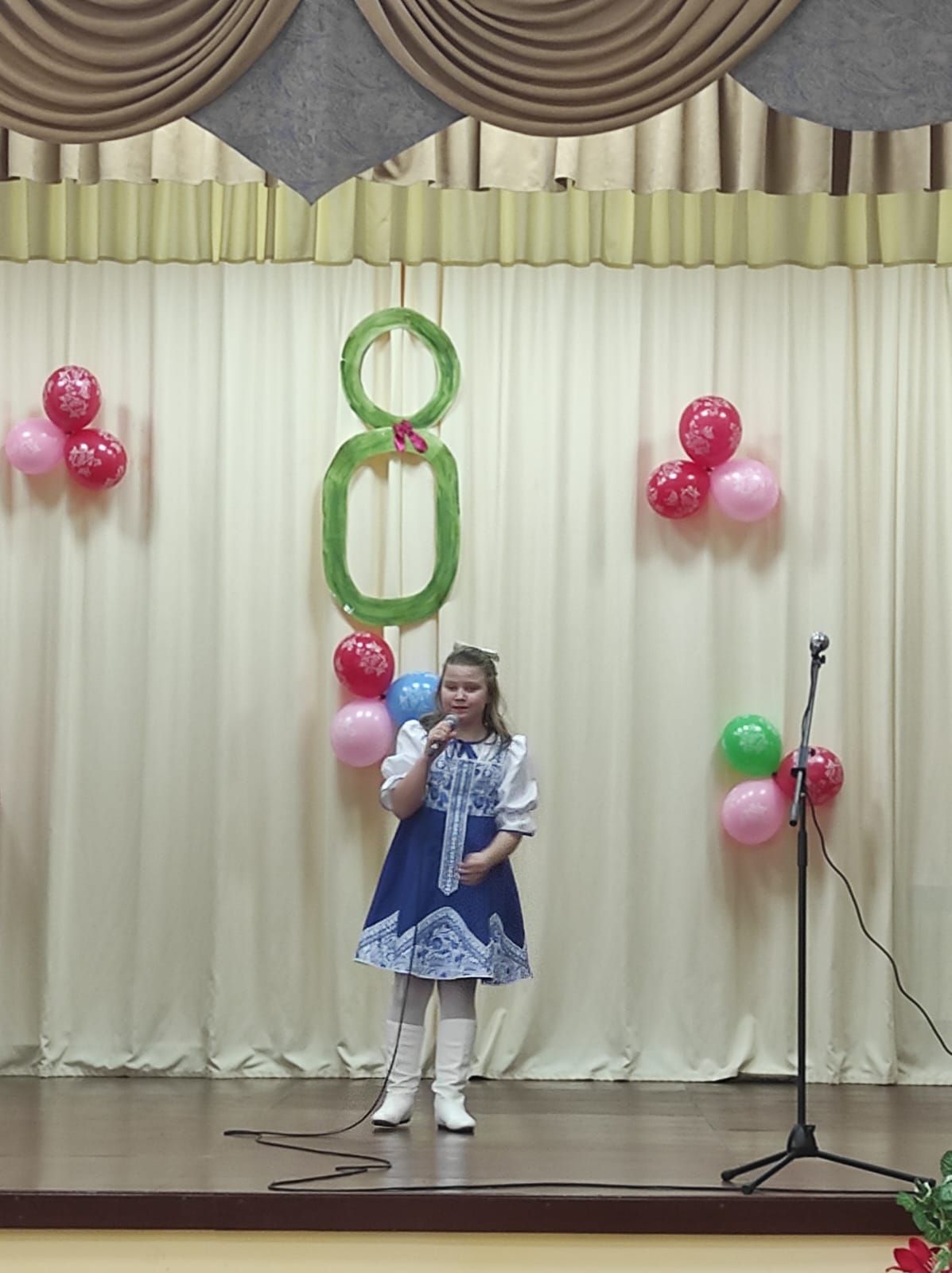 В Печищах женщин поздравили с праздником душевным концертом