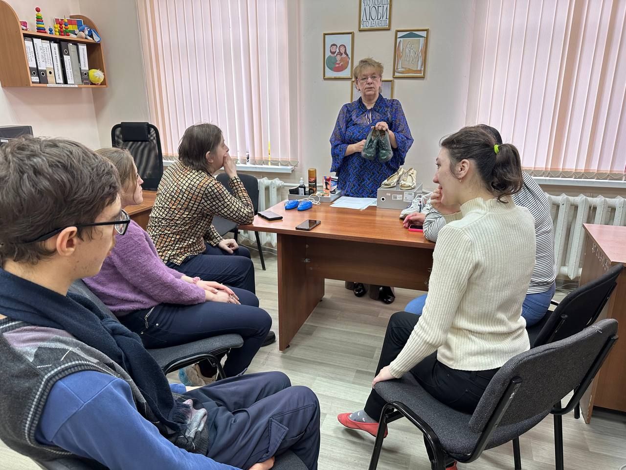 «Островок надежды» научил молодежь ухаживать за обувью