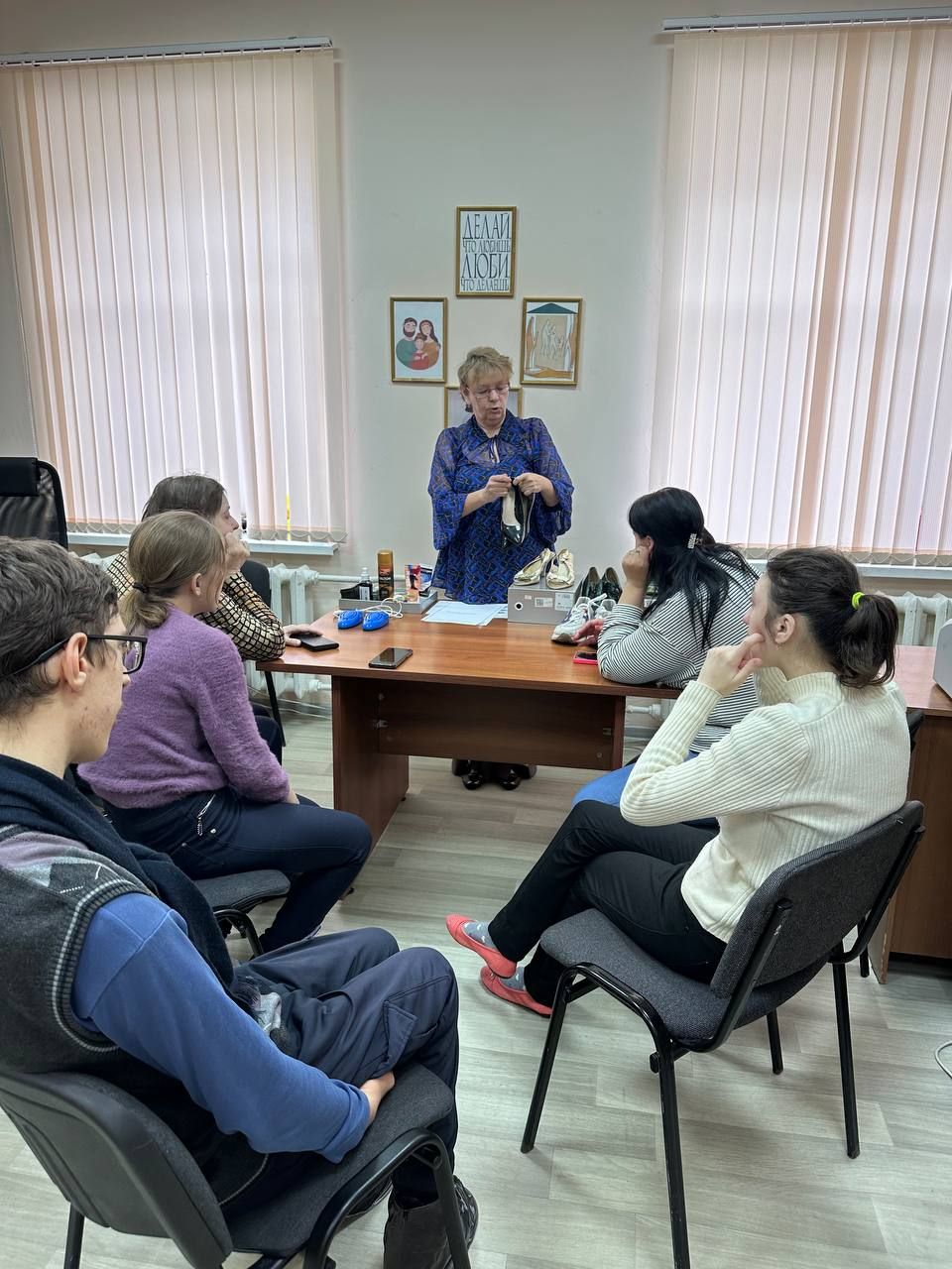 «Островок надежды» научил молодежь ухаживать за обувью