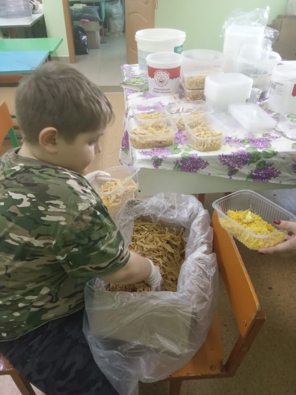 Данил Бабаев привез волонтерам из Куралова 100 контейнеров