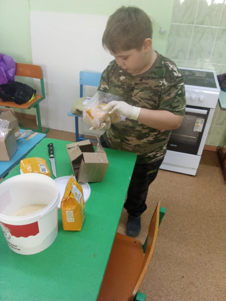 Данил Бабаев привез волонтерам из Куралова 100 контейнеров