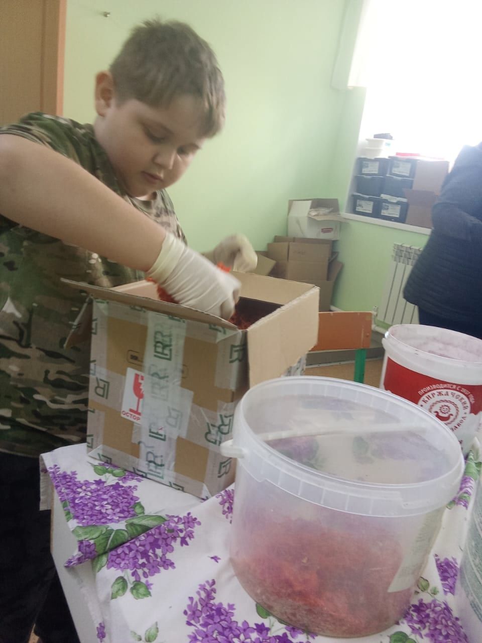 Данил Бабаев привез волонтерам из Куралова 100 контейнеров