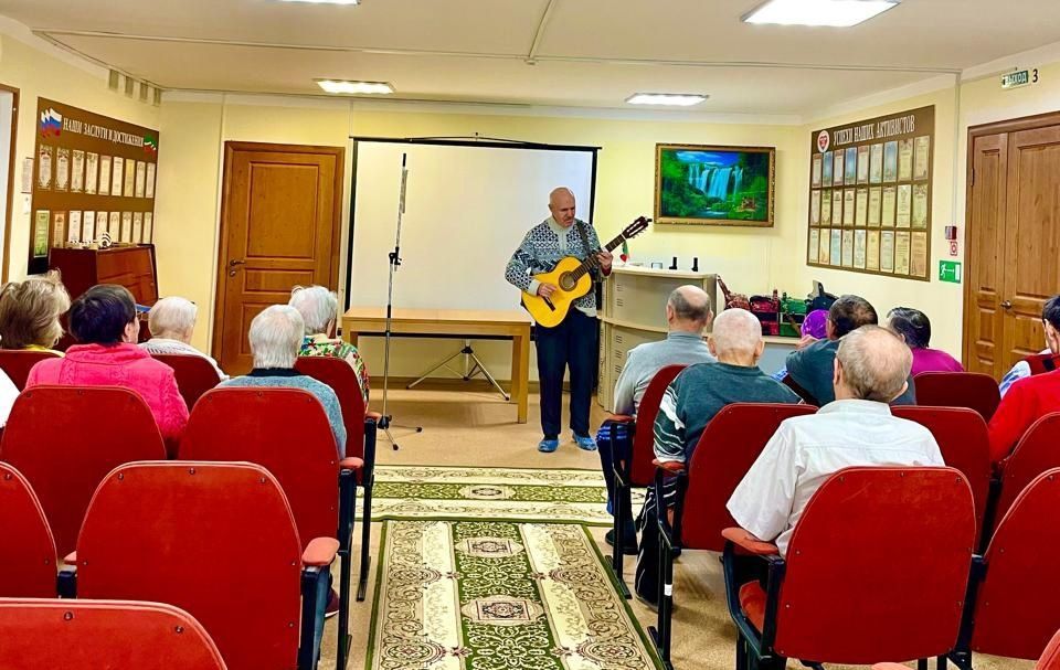В Верхнеуслонском доме-интернате прошел концерт Евгения Скрябина