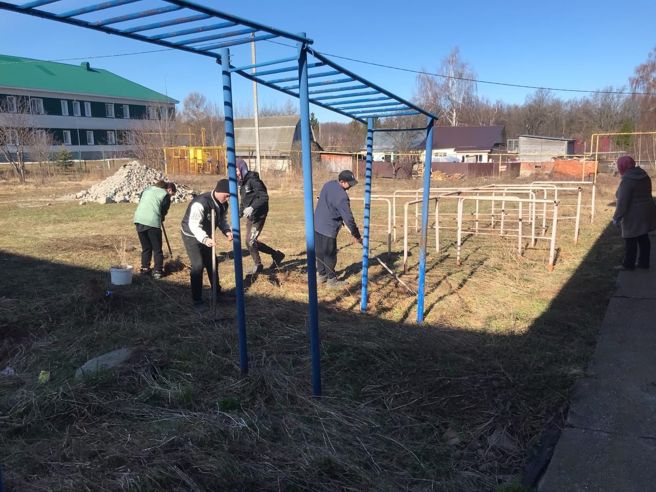 Октябрьский бистәсе мәктәбе язгы өмәләргә кушылды