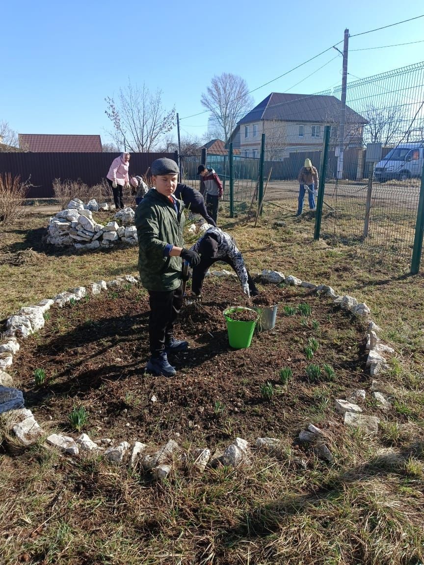 Октябрьский бистәсе мәктәбе язгы өмәләргә кушылды