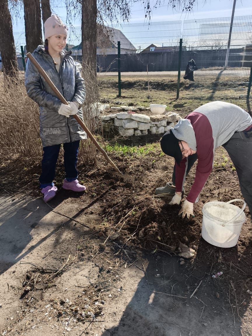 Октябрьский бистәсе мәктәбе язгы өмәләргә кушылды