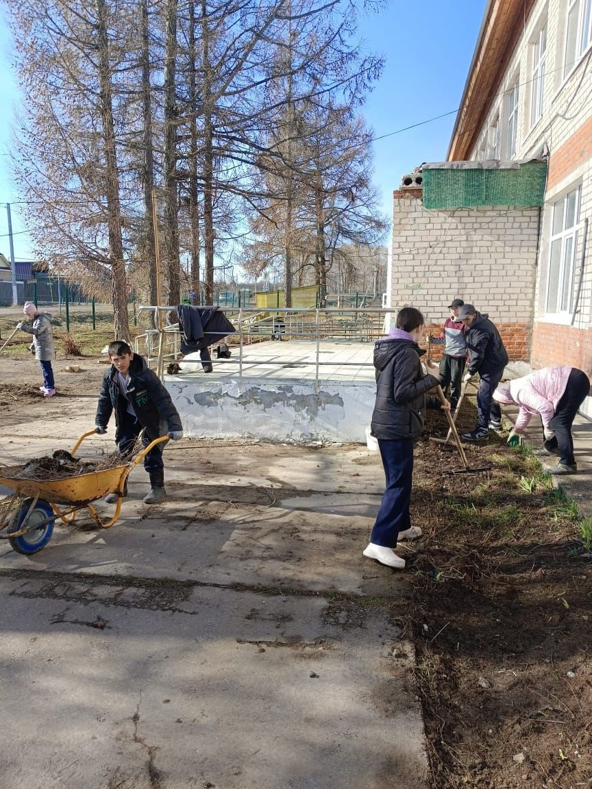 Октябрьский бистәсе мәктәбе язгы өмәләргә кушылды