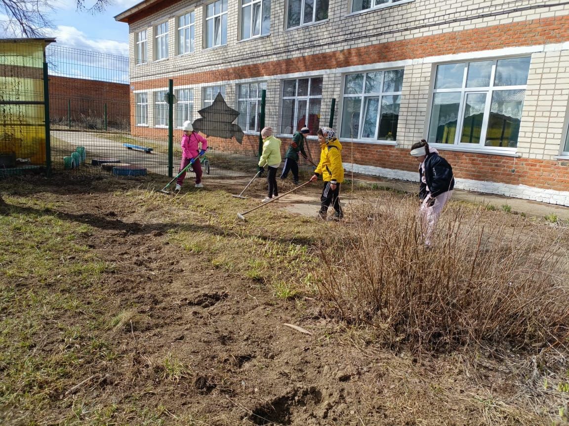 Октябрьский бистәсе мәктәбе язгы өмәләргә кушылды