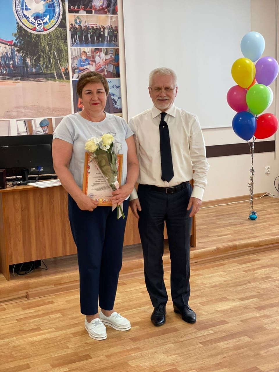 Үзәк хастаханәдә шәфкать туташларын бәйрәм белән котладылар