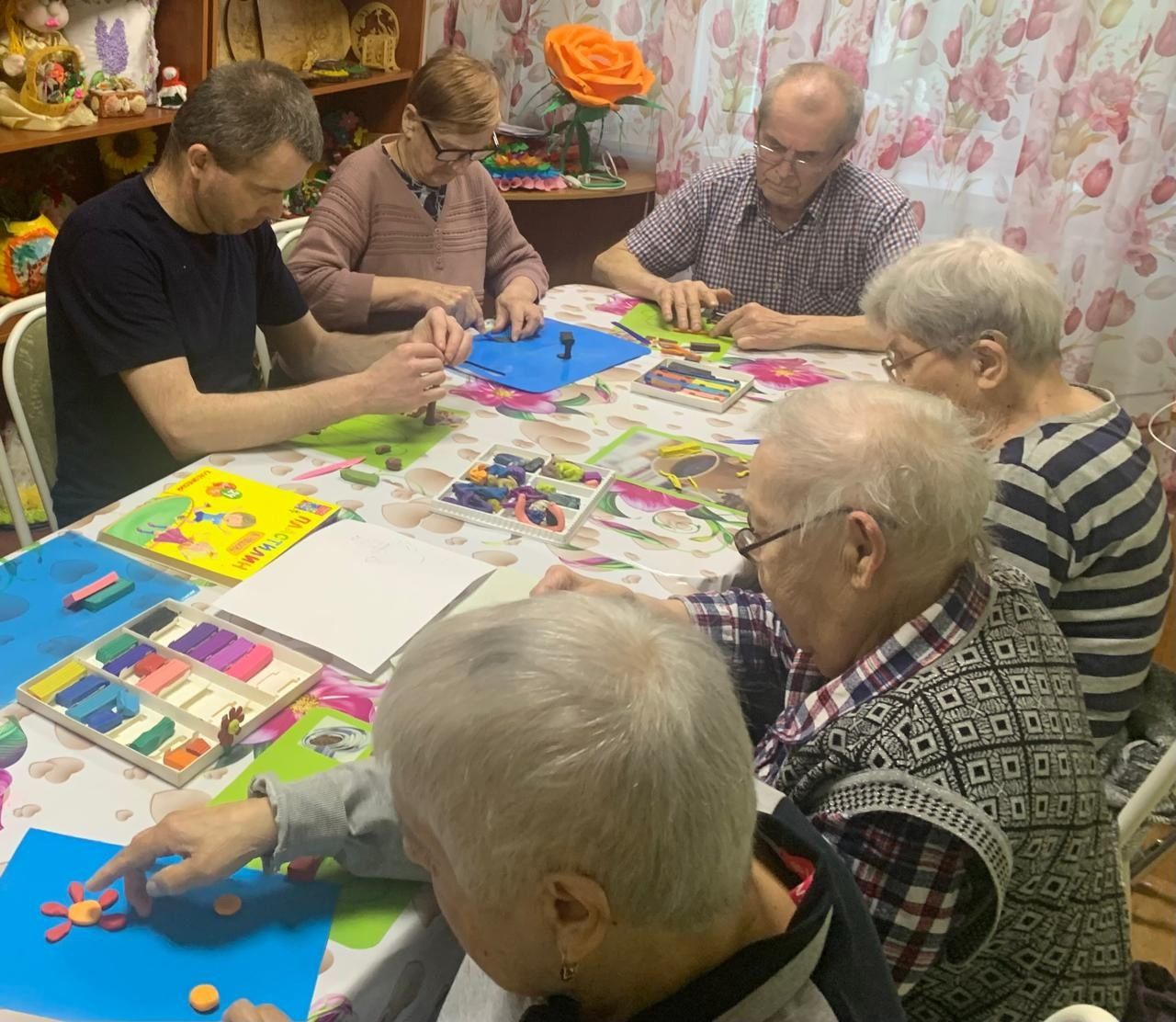 В Верхнеуслонском доме-интернате создали сказочную композицию из пластилина