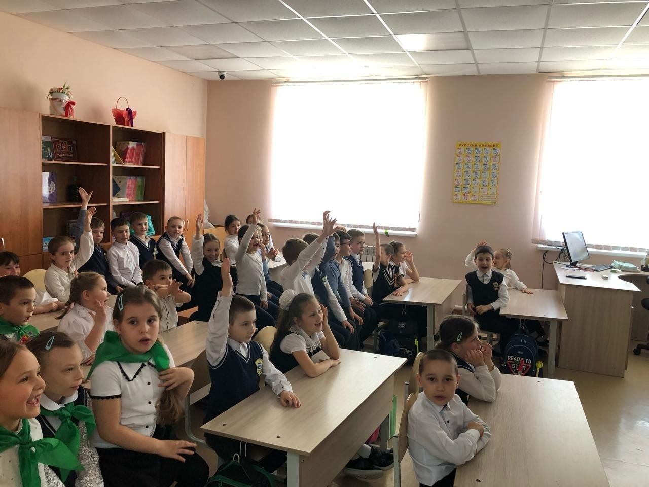 Гимназия укучылары зооволонтерлар белән очрашты