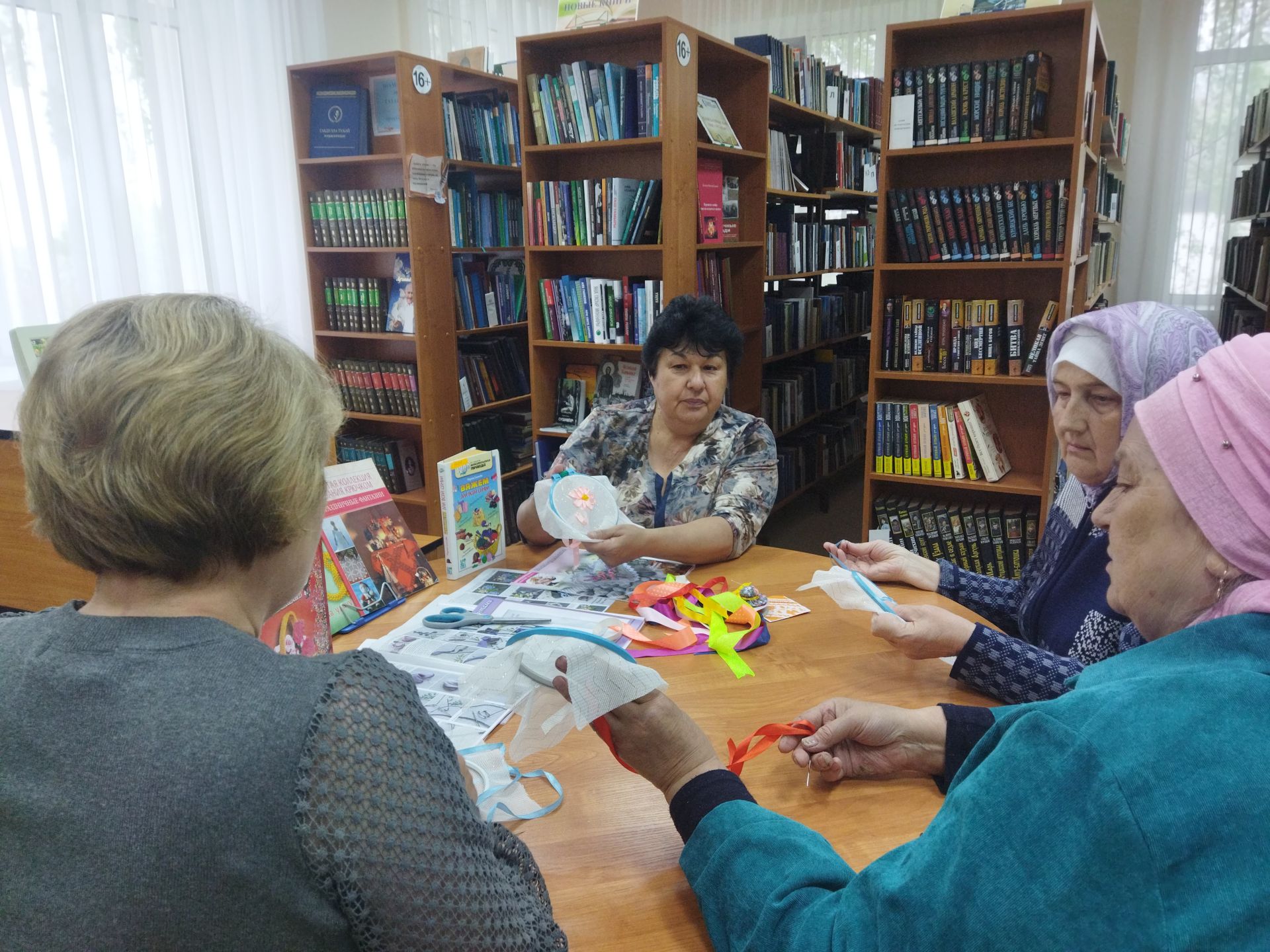 В Верхнеуслонской библиотеке провели урок старинного искусства вышивки лентами