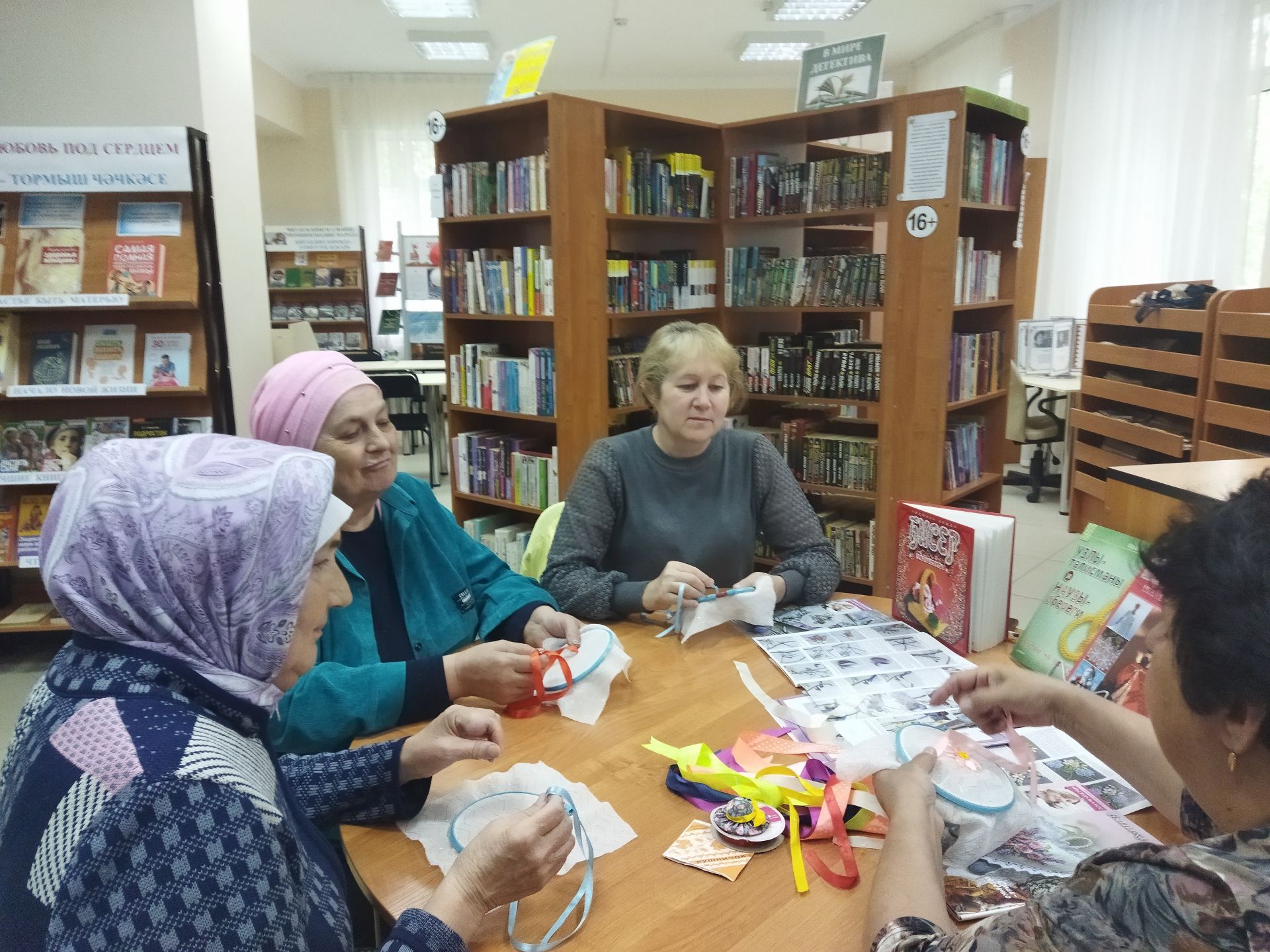 В Верхнеуслонской библиотеке провели урок старинного искусства вышивки лентами