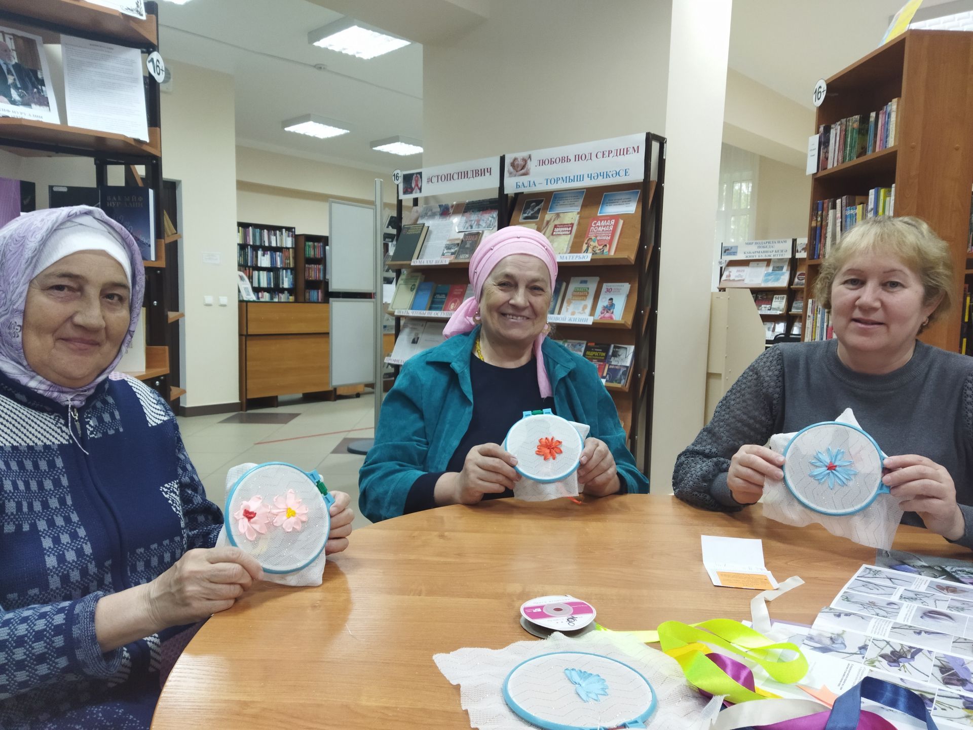 В Верхнеуслонской библиотеке провели урок старинного искусства вышивки лентами