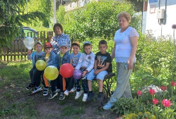 Юные читатели поздравили библиотекарей с профессиональным праздником