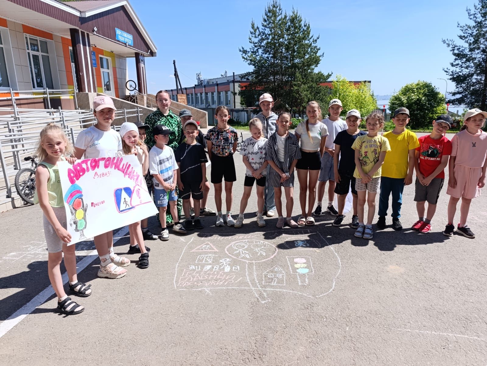 «Безопасные каникулы»: в Верхнем Услоне прошёл детский праздник по ПДД