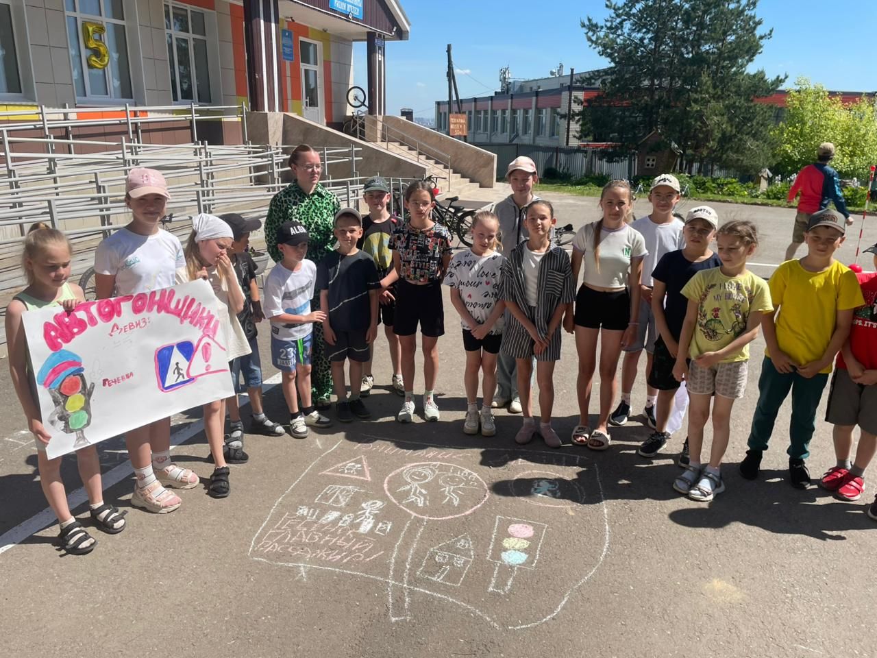 «Безопасные каникулы»: в Верхнем Услоне прошёл детский праздник по ПДД