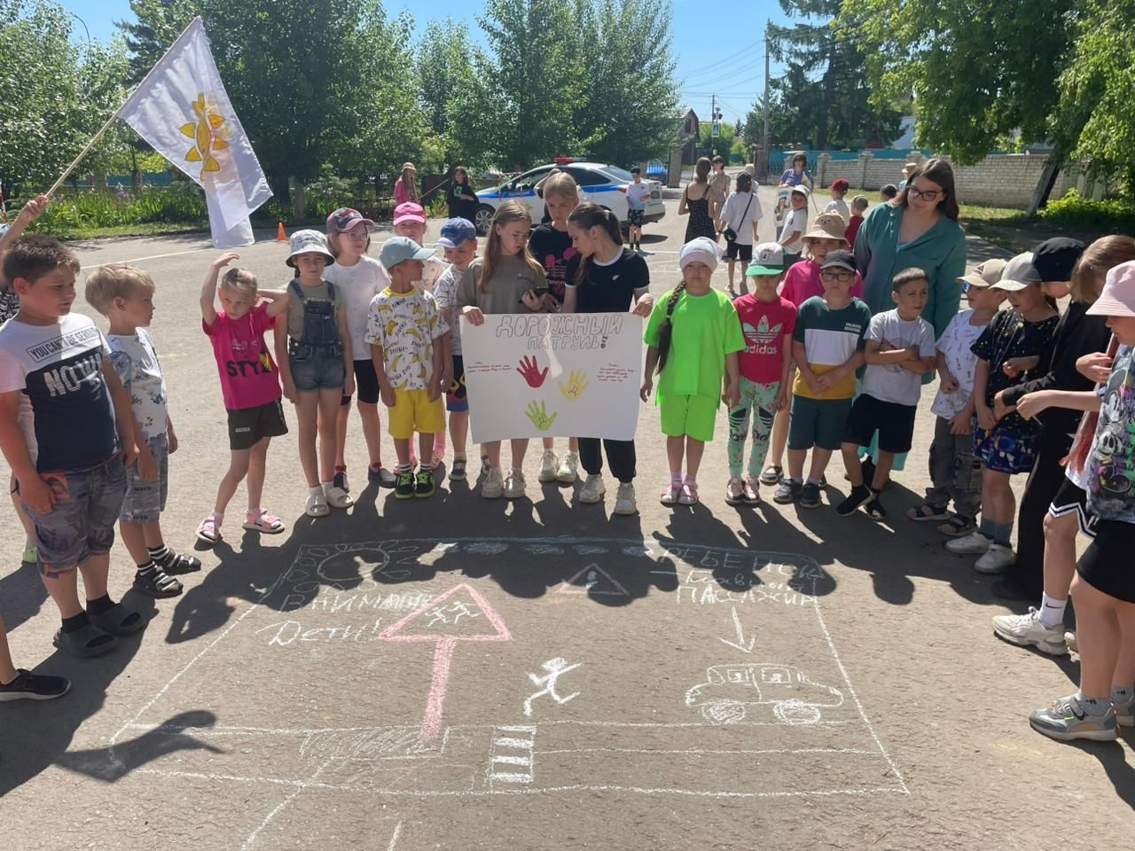 «Безопасные каникулы»: в Верхнем Услоне прошёл детский праздник по ПДД