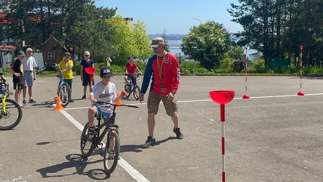 «Безопасные каникулы»: в Верхнем Услоне прошёл детский праздник по ПДД