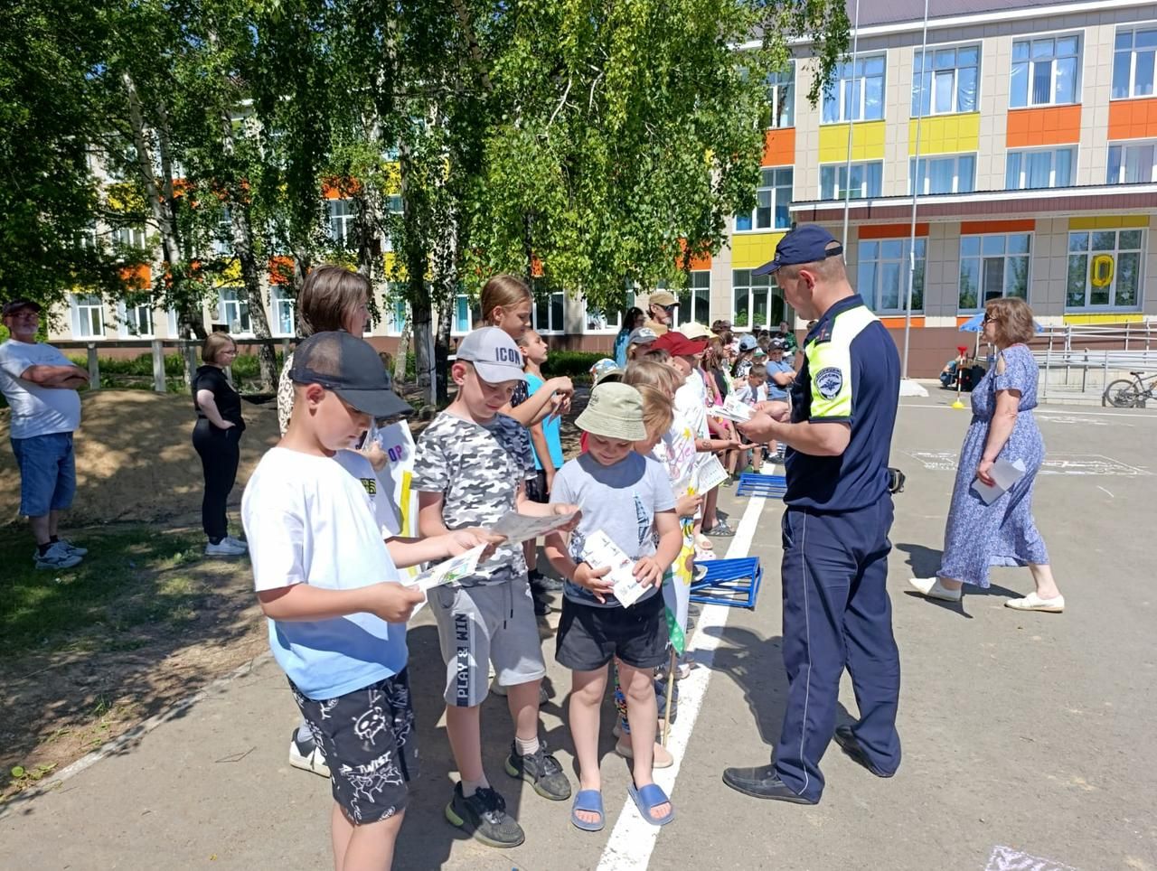 «Безопасные каникулы»: в Верхнем Услоне прошёл детский праздник по ПДД