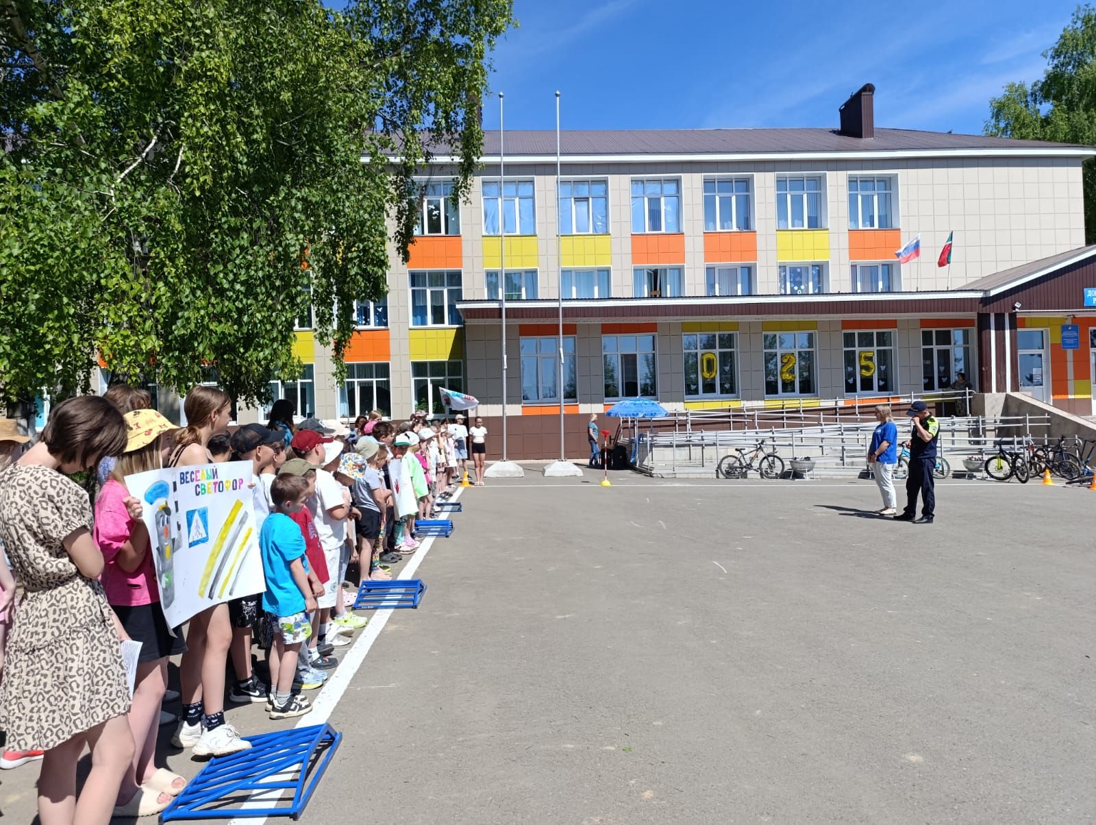 «Безопасные каникулы»: в Верхнем Услоне прошёл детский праздник по ПДД