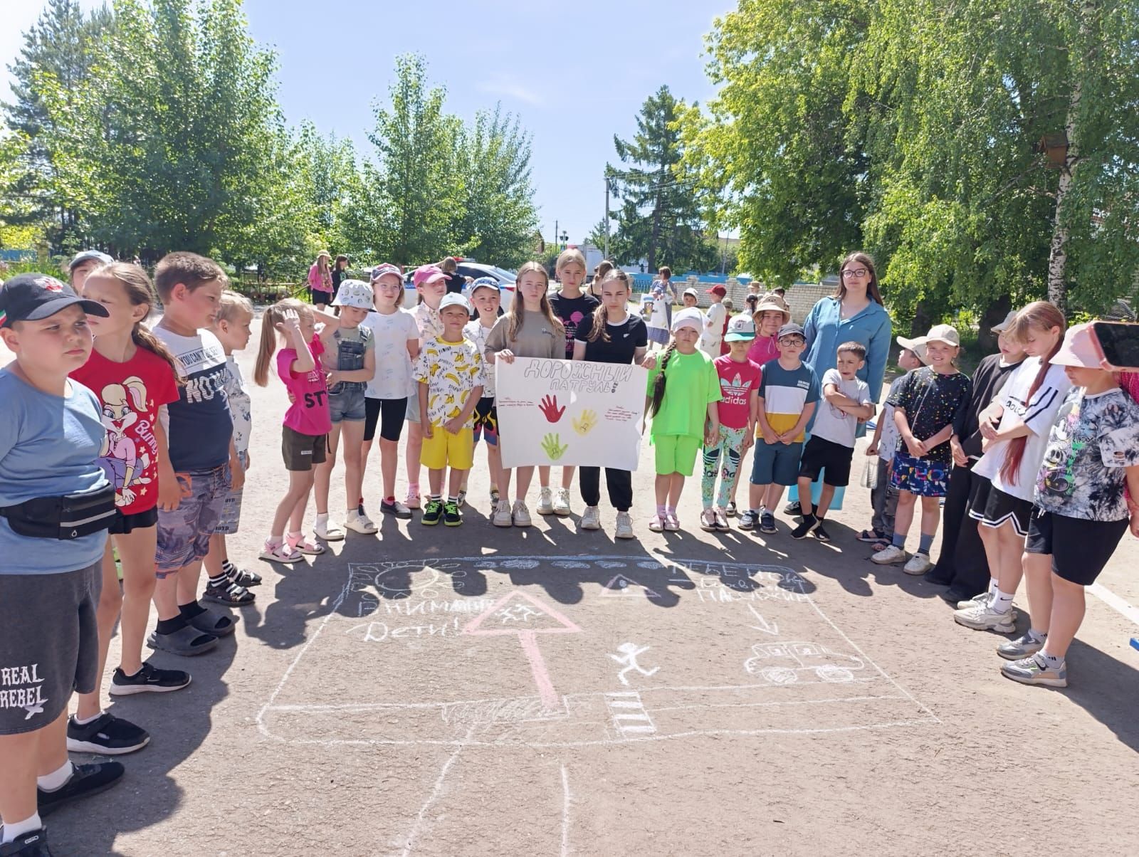 «Безопасные каникулы»: в Верхнем Услоне прошёл детский праздник по ПДД