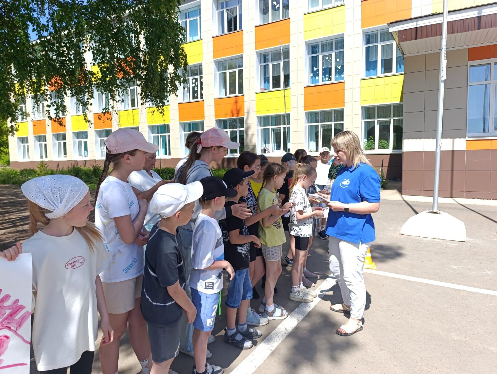 «Безопасные каникулы»: в Верхнем Услоне прошёл детский праздник по ПДД