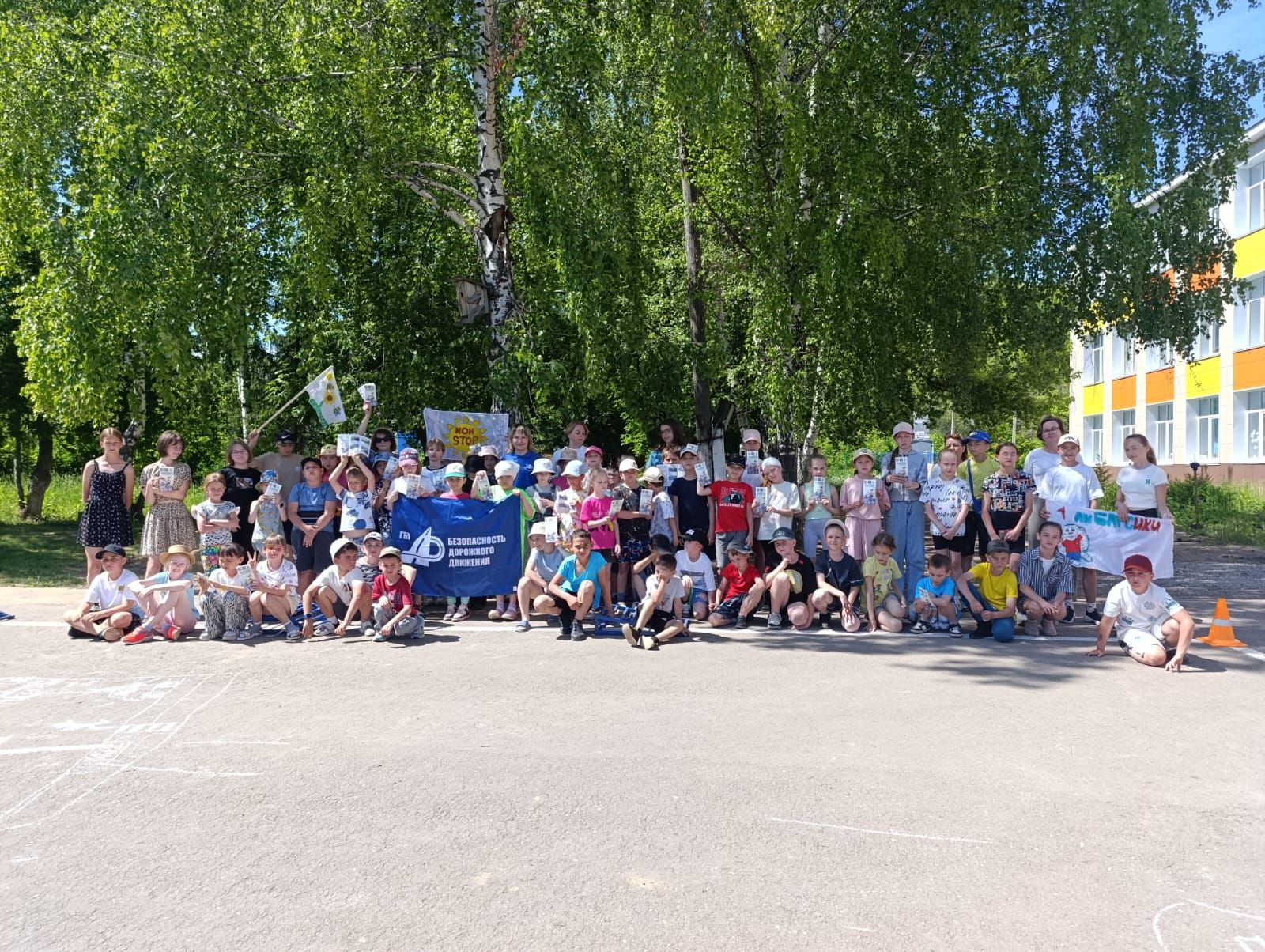 «Безопасные каникулы»: в Верхнем Услоне прошёл детский праздник по ПДД