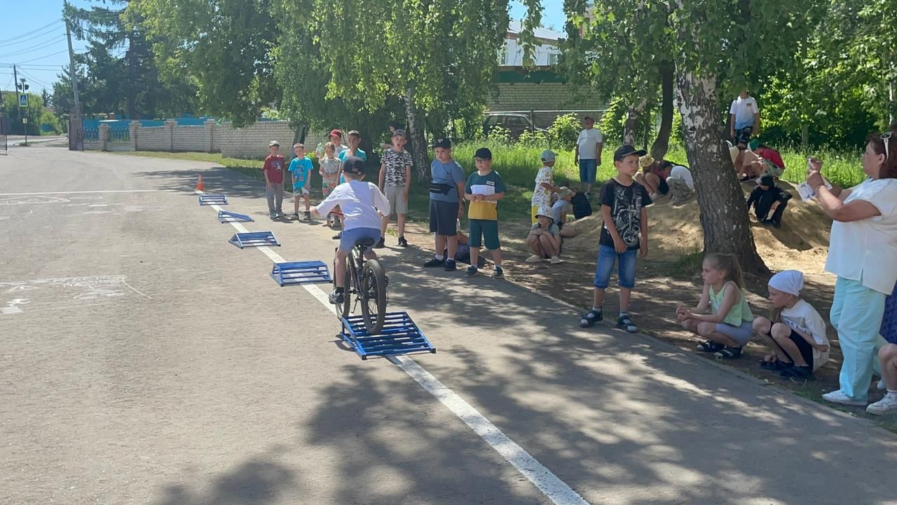 «Безопасные каникулы»: в Верхнем Услоне прошёл детский праздник по ПДД