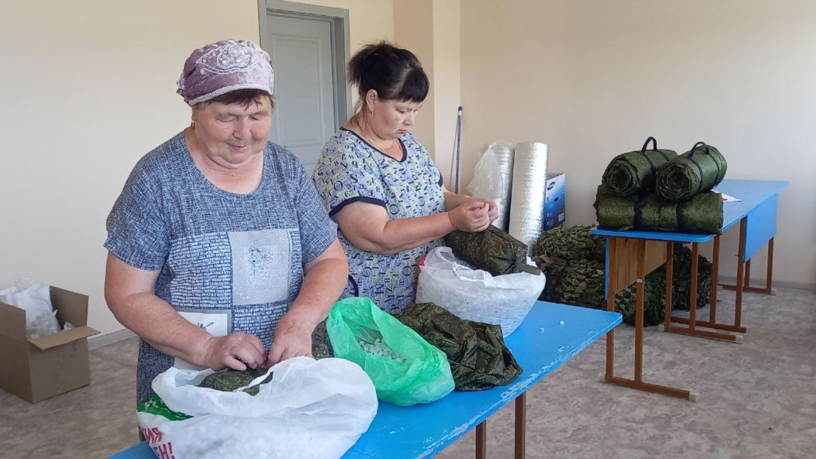 В пос.Октябрьский шьют плащи-невидимки для бойцов СВО