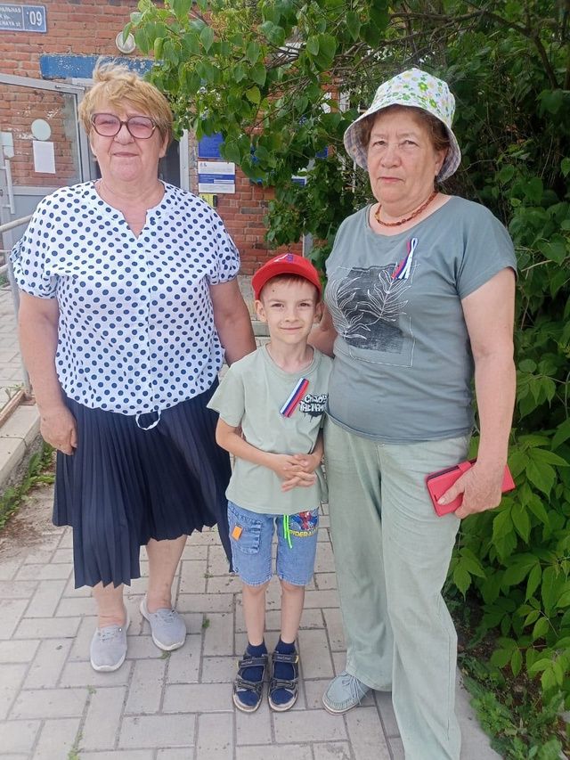 Российский триколор объединяет: в Макулове прошла праздничная акция